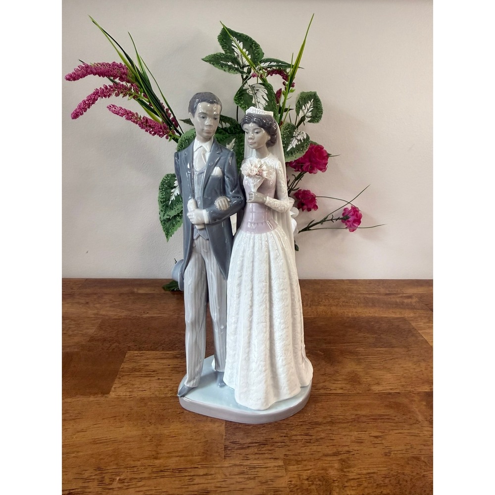 Lladro Wedding Couple Figurine Bride and Groom Porcelain Figure Spain Vintage